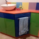 Mueble de baño en formica de colores y encimera Compac
