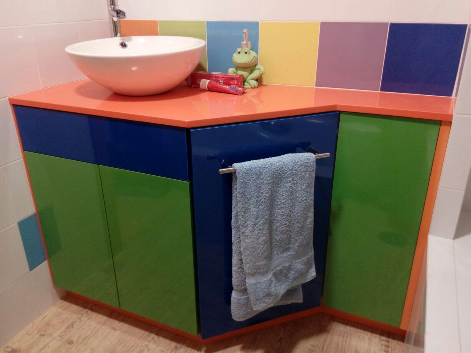 Mueble de baño en formica de colores y encimera Compac