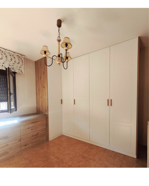 armario vestidor a medida en blanco y roble