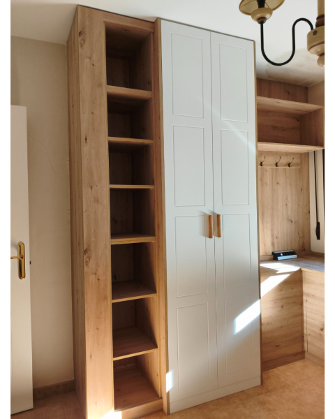 vestidor a medida en blanco y madera con estanterías abiertas