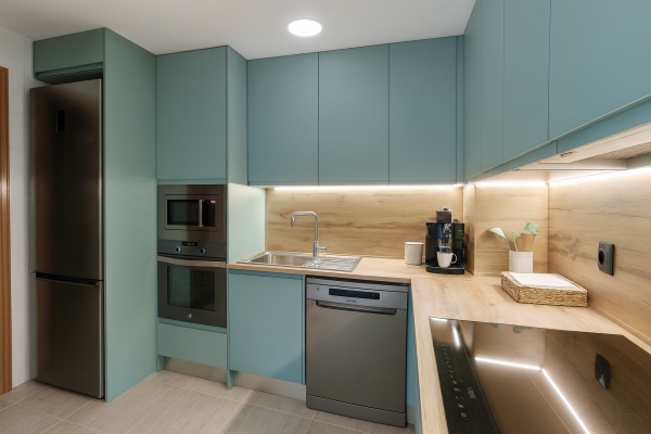 Cocina verde agua mate con encimera de madera clara, diseño moderno en Madrid