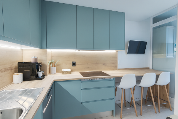 Diseño de cocina verde mate con barra y muebles a medida en Madrid