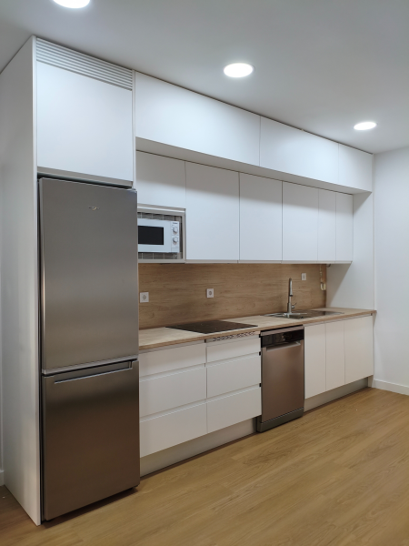 Diseño de cocina blanca moderna en Madrid, muebles a medida
