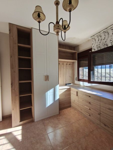 vestidor en L a medida en blanco y madera en dormitorio