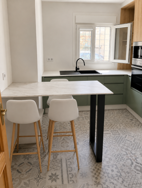 Cocina con isla y taburetes en tonos verdes