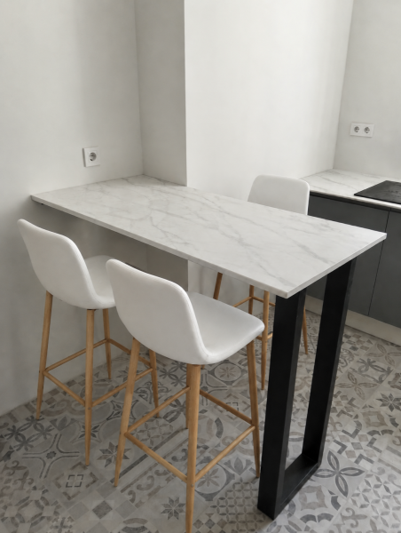 Cocina con barra y sillas blancas