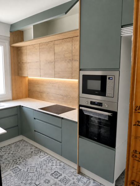 Cocina verde con columna de electrodomésticos