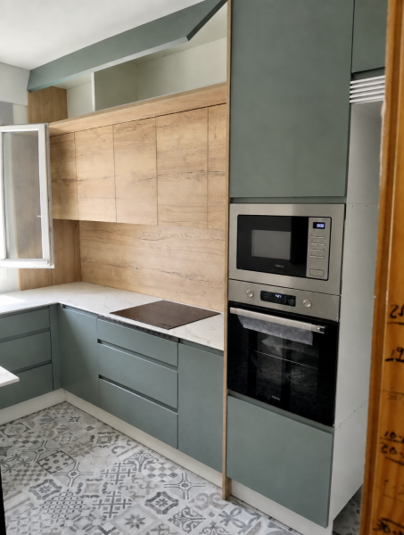 Cocina verde con columna de horno y microondas