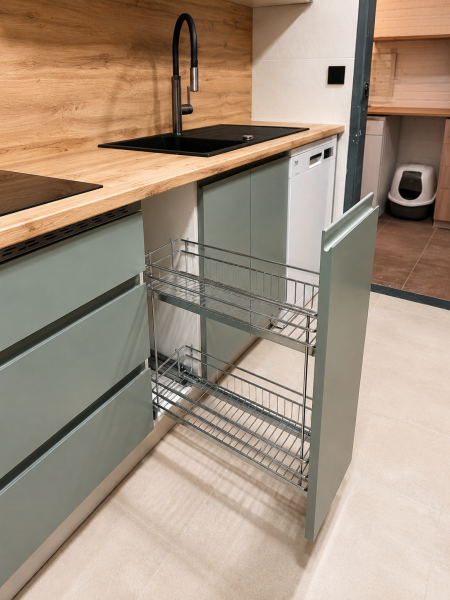 Cocina verde con encimera efecto madera extraíble.