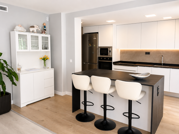Cocina moderna blanca con encimera negra
