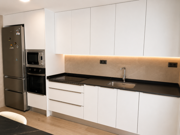 Cocina con isla en blanco y negro