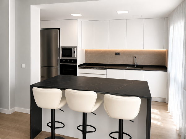 Cocina con isla y taburetes en blanco 