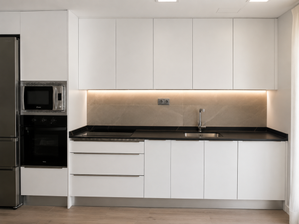 Cocina moderna blanca y madera con encimera negra